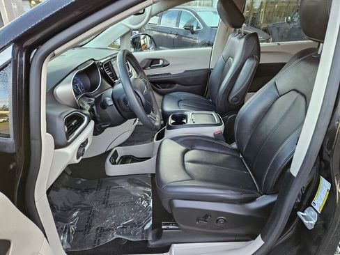 Used 2024 Chrysler Pacifica Touring-L image 13