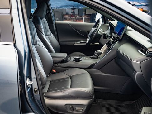 Used 2023 Toyota Venza Limited image 23