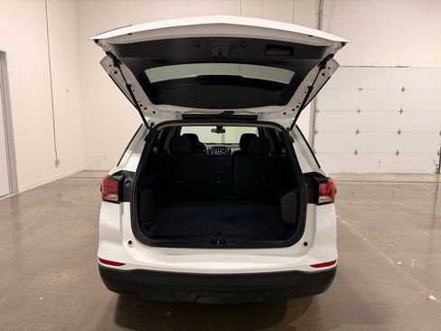 Used 2024 Chevrolet Equinox LS w/ LS Convenience Package image 9