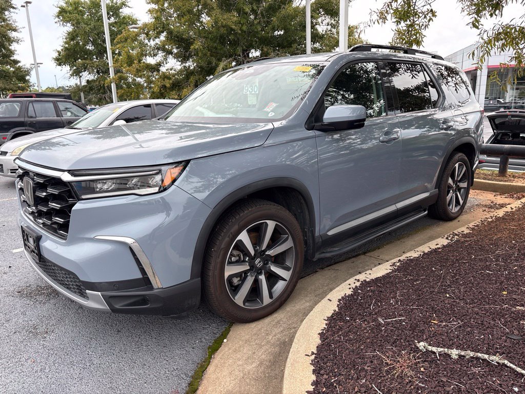 Used 2025 Honda Pilot Touring image 1