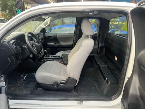 Used 2018 Toyota Tacoma SR RWD image 13