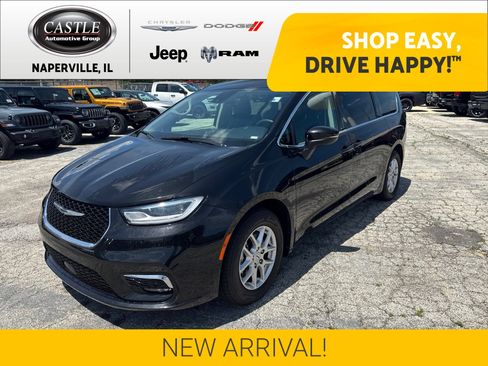 Used 2023 Chrysler Pacifica Touring-L FWD image 1