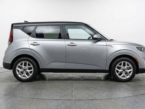Used 2025 Kia Soul LX w/ LX Technology Package image 11