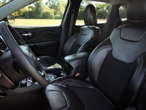 Used 2020 Jeep Cherokee Latitude Plus image 18