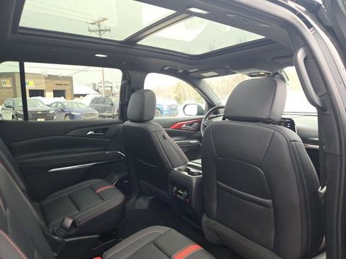 Used 2025 Chevrolet Traverse RS image 55