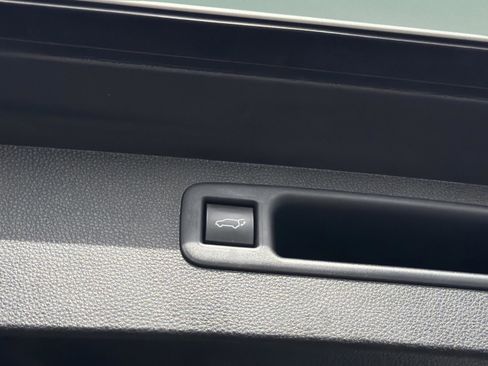 Used 2022 Toyota Highlander LE FWD image 7