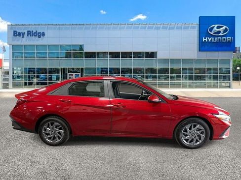 Used 2024 Hyundai Elantra SEL image 2