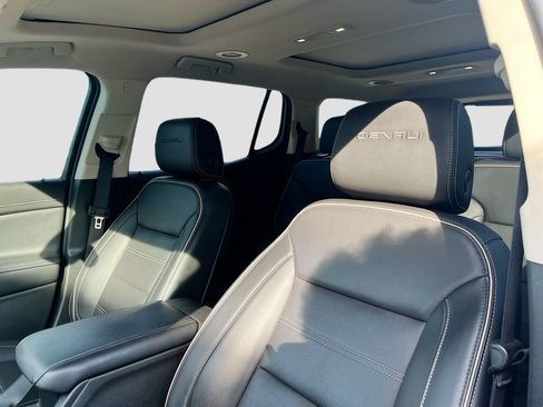 Used 2021 GMC Acadia Denali w/ Denali Technology Package FWD image 22