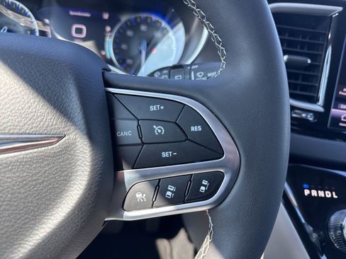 Used 2024 Chrysler Pacifica Touring-L FWD image 27