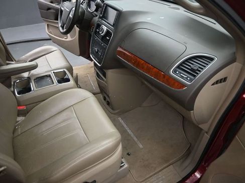 Used 2014 Chrysler Town & Country Touring-L w/ Driver Convenience Group image 17