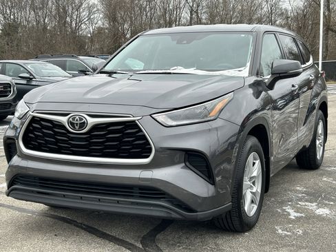 Used 2021 Toyota Highlander L image 3