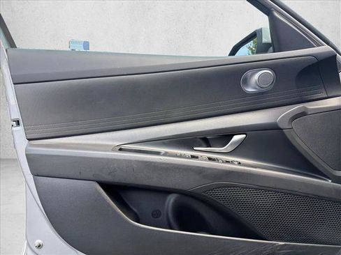 Used 2025 Hyundai Elantra Hybrid FWD image 5