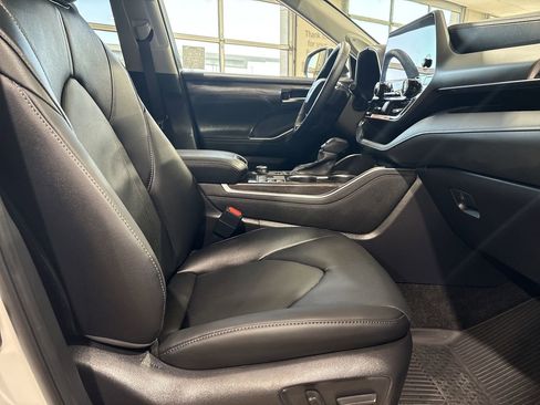 Certified 2026 Toyota Highlander Limited AWD/4WD image 27
