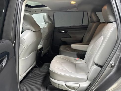 Used 2022 Toyota Highlander XLE AWD/4WD image 16