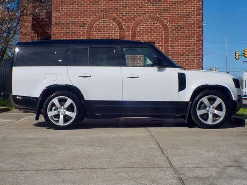 Used 2024 Land Rover Defender 130 X-Dynamic SE image 4