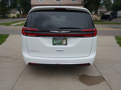 Used 2025 Chrysler Pacifica Select FWD image 24