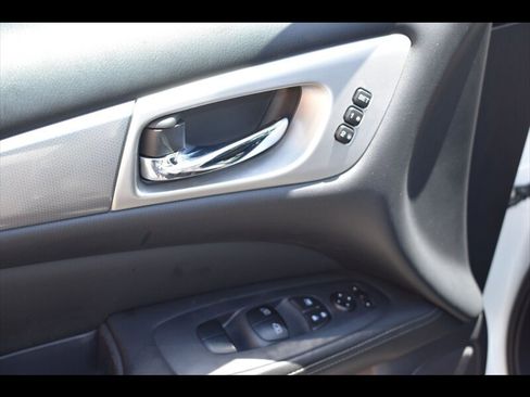 Used 2017 Nissan Pathfinder SL FWD image 20