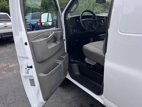 Used 2016 Chevrolet Express 2500 RWD image 12