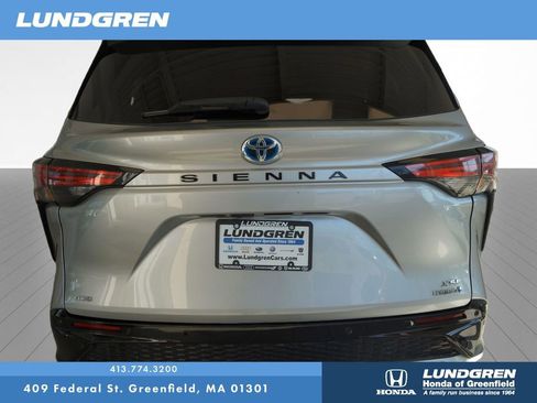 Used 2022 Toyota Sienna XSE w/ XSE Plus Package AWD/4WD image 6
