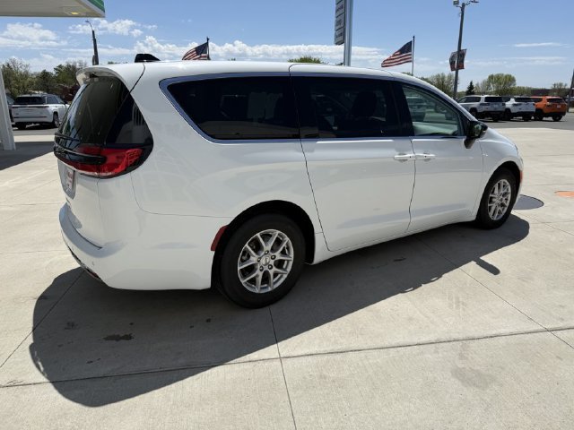 Used 2024 Chrysler Pacifica Touring-L FWD image 8