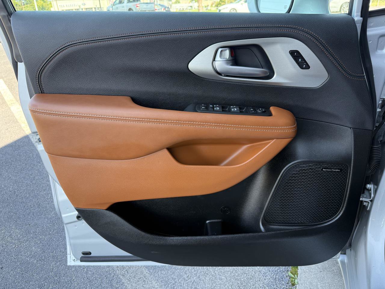 Used 2024 Chrysler Pacifica Pinnacle FWD image 10