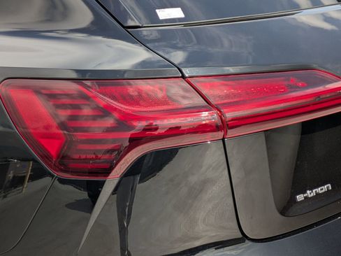 Used 2022 Audi e-tron Premium image 18