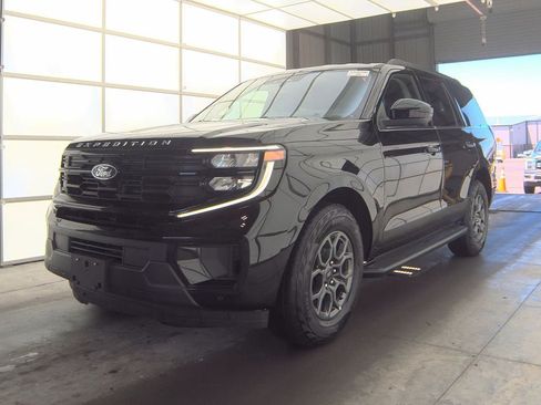 Used 2025 Ford Expedition Active AWD/4WD image 1