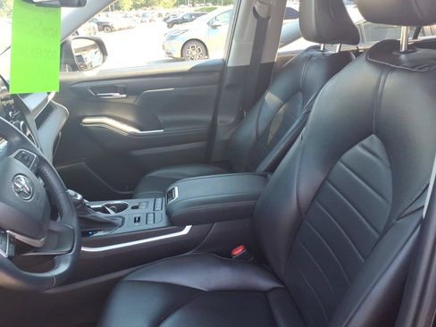 Used 2022 Toyota Highlander XLE AWD/4WD image 7