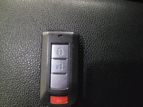 Used 2017 Mitsubishi Outlander SE image 32