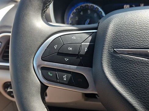 Used 2024 Chrysler Pacifica Touring-L FWD image 22