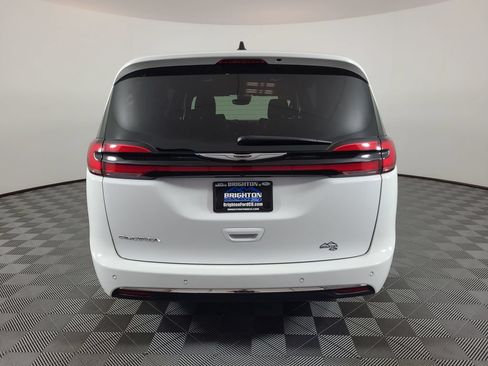 Used 2025 Chrysler Pacifica Select FWD image 4
