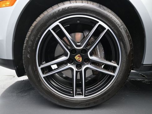 Certified 2021 Porsche Macan image 11