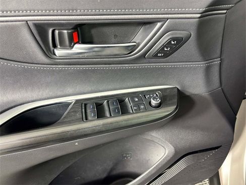 Used 2022 Toyota Venza XLE image 16