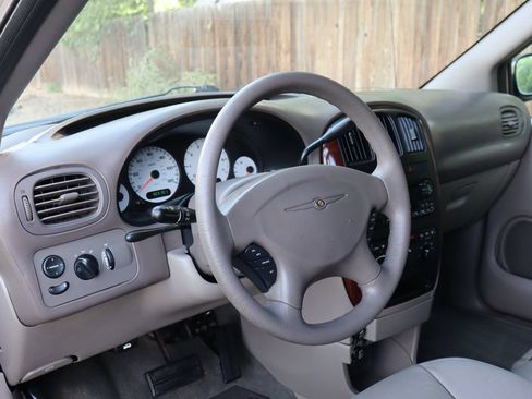 Used 2002 Chrysler Town & Country EX FWD image 15