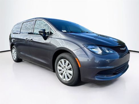 Used 2020 Chrysler Voyager L image 1