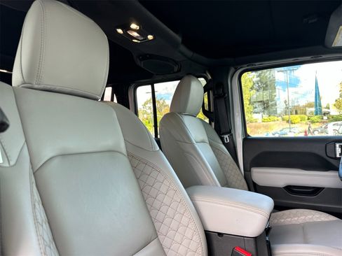 Used 2022 Jeep Wrangler Unlimited Sahara image 18