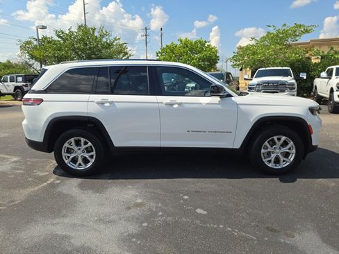 Used 2023 Jeep Grand Cherokee Limited AWD/4WD image 7
