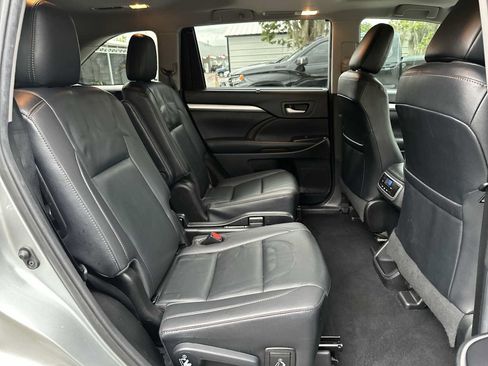 Used 2019 Toyota Highlander XLE FWD image 18