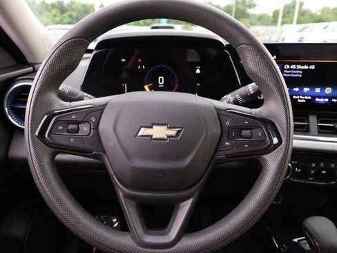 Used 2025 Chevrolet Trax LT FWD image 10