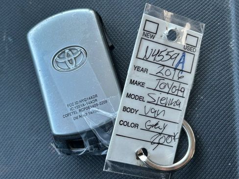 Used 2016 Toyota Sienna XLE AWD/4WD image 17
