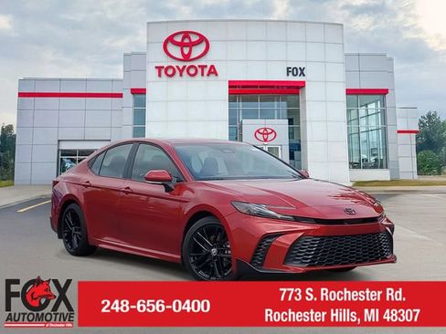 Used 2025 Toyota Camry SE image 1