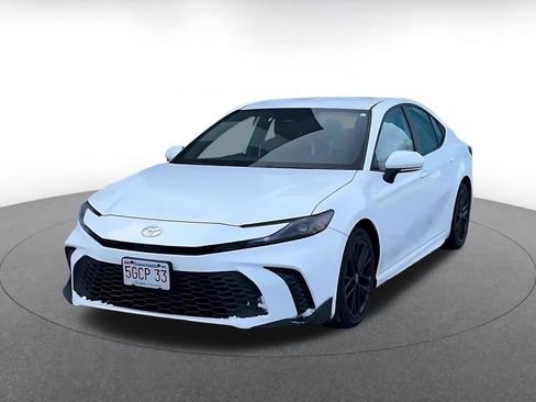 Used 2025 Toyota Camry SE image 7