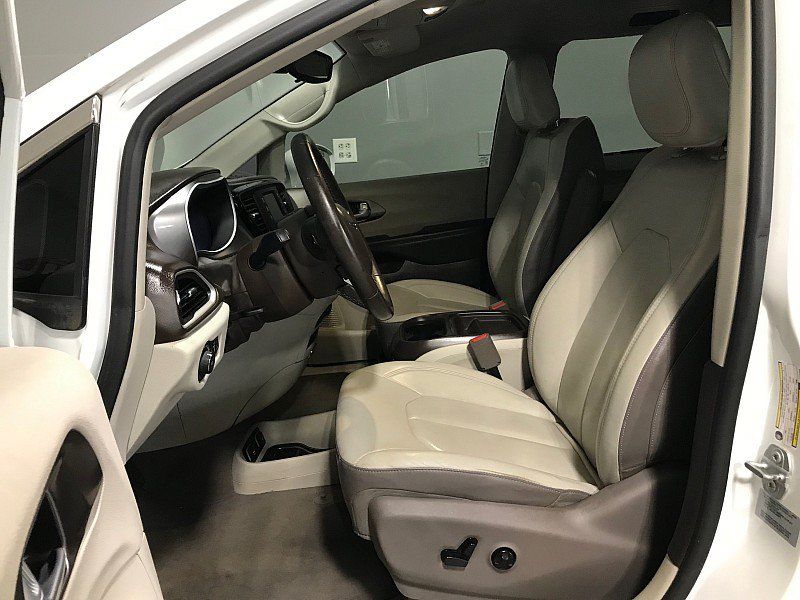 Used 2017 Chrysler Pacifica Touring-L FWD image 11