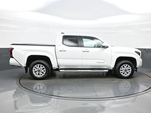 Used 2025 Toyota Tacoma SR5 AWD/4WD image 7