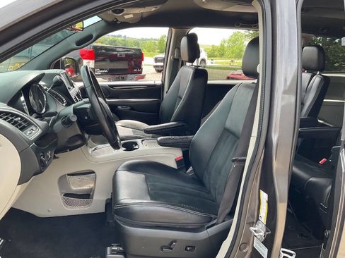 Used 2016 Dodge Grand Caravan SXT FWD image 16