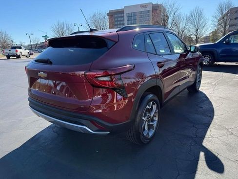 Used 2025 Chevrolet Trax LT w/ LT Convenience Package image 8