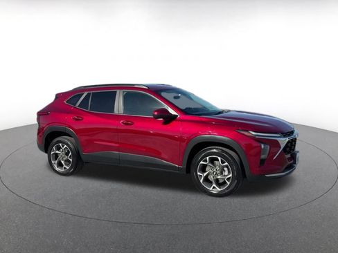 Used 2025 Chevrolet Trax LT w/ LT Convenience Package FWD image 2