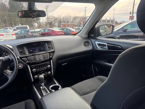 Used 2019 Nissan Pathfinder S image 10