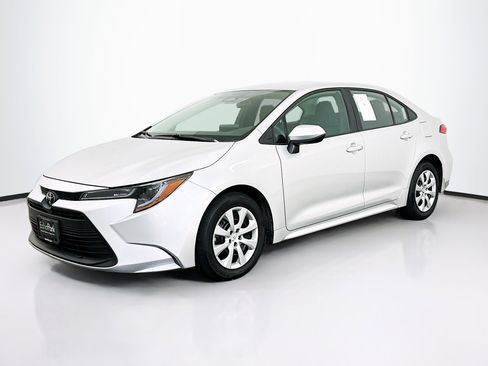 Used 2025 Toyota Corolla LE image 3