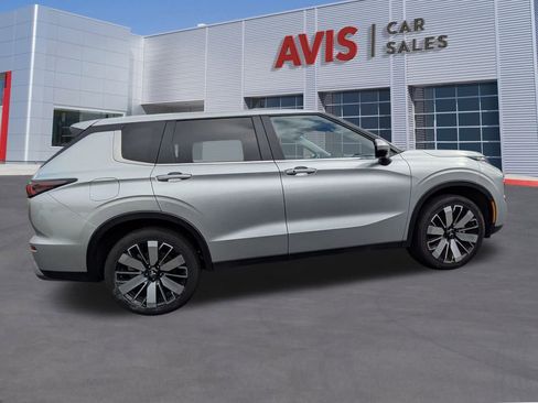 Used 2025 Mitsubishi Outlander SE image 5